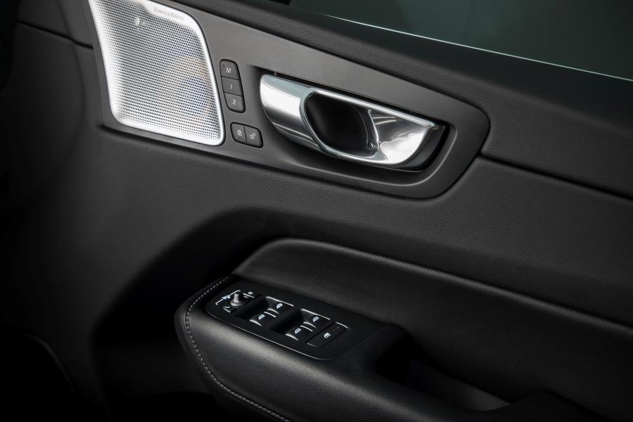 Багажник Volvo XC60 D4 Inscription 2017 года  (UK) (фото 120 из 172)